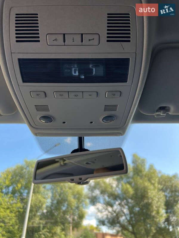 Позашляховик / Кросовер Volkswagen Touareg 2015 в Новояворівську