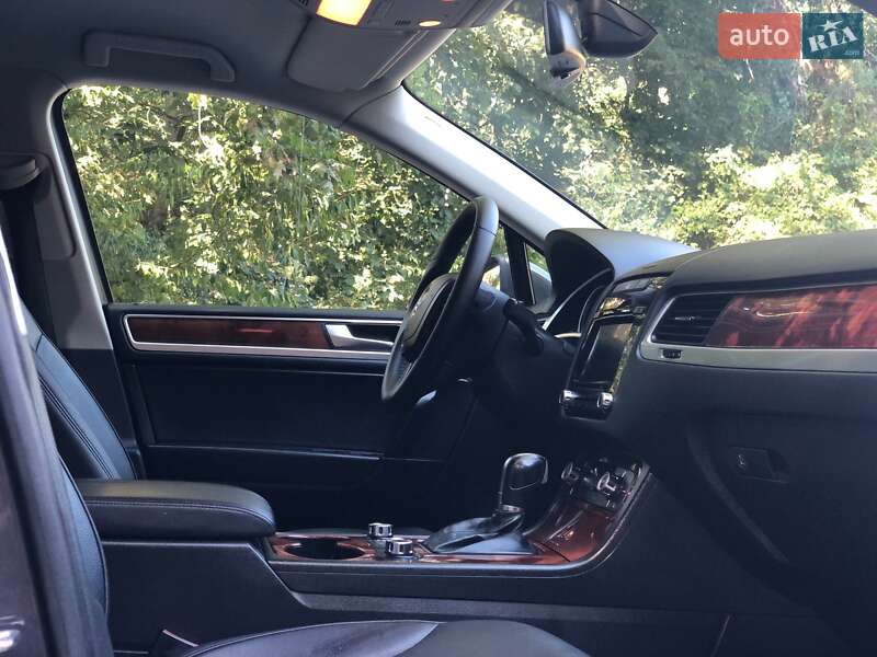 Внедорожник / Кроссовер Volkswagen Touareg 2012 в Киеве