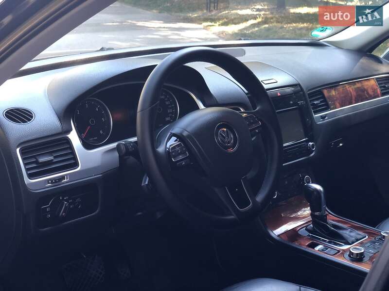 Внедорожник / Кроссовер Volkswagen Touareg 2012 в Киеве