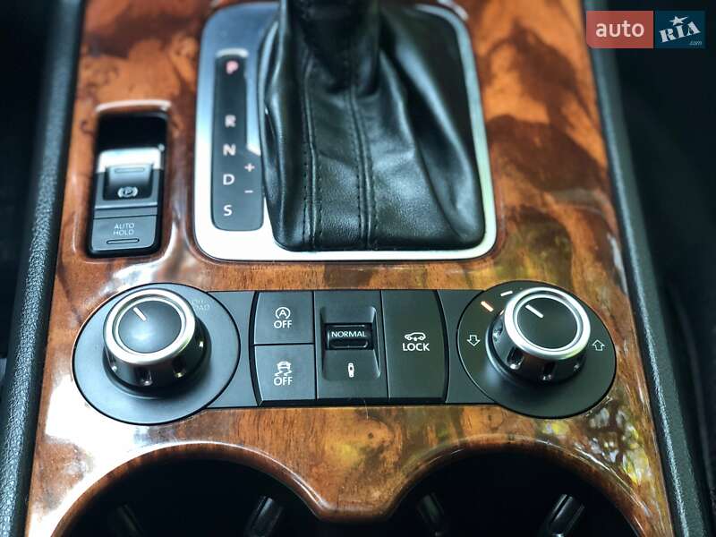 Внедорожник / Кроссовер Volkswagen Touareg 2012 в Киеве