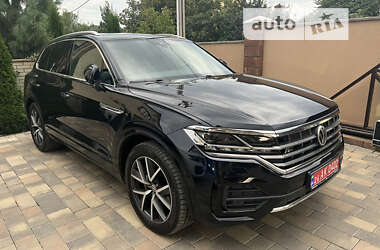 Внедорожник / Кроссовер Volkswagen Touareg 2018 в 