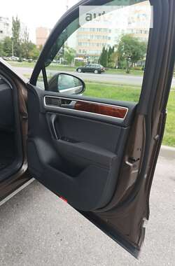 Внедорожник / Кроссовер Volkswagen Touareg 2013 в 