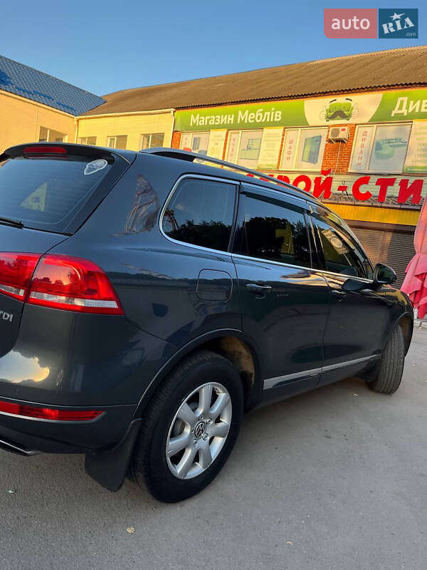 Внедорожник / Кроссовер Volkswagen Touareg 2012 в Полтаве