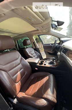Позашляховик / Кросовер Volkswagen Touareg 2011 в 