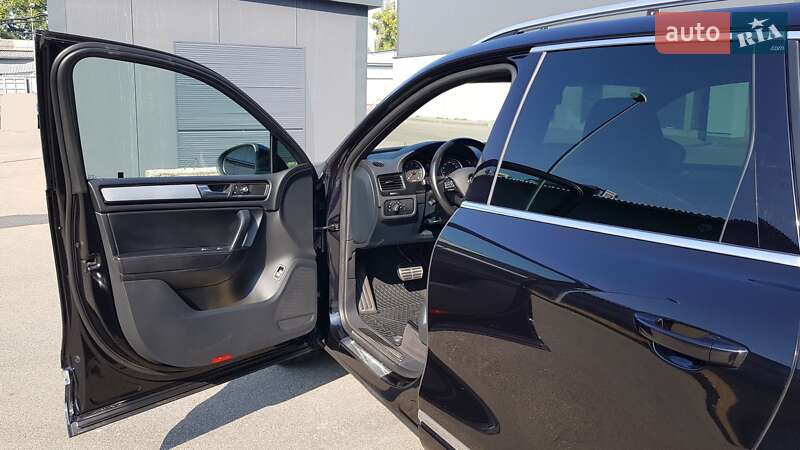 Позашляховик / Кросовер Volkswagen Touareg 2013 в Києві