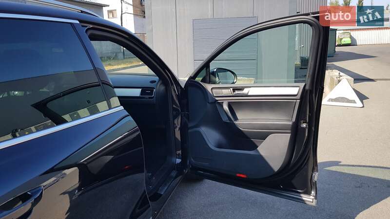 Позашляховик / Кросовер Volkswagen Touareg 2013 в Києві