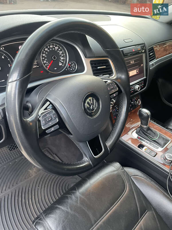 Внедорожник / Кроссовер Volkswagen Touareg 2011 в Кривом Роге