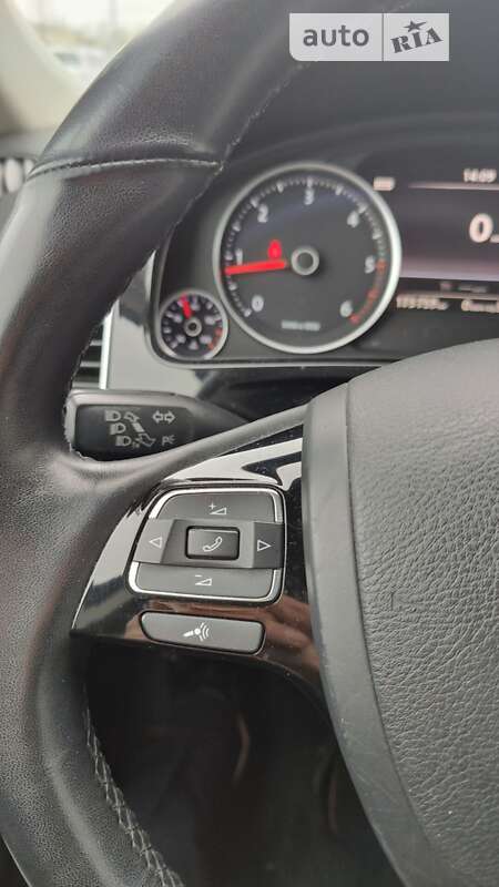 Внедорожник / Кроссовер Volkswagen Touareg 2013 в Киеве