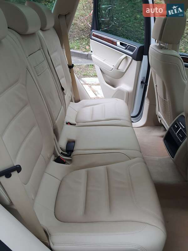 Внедорожник / Кроссовер Volkswagen Touareg 2013 в Киеве