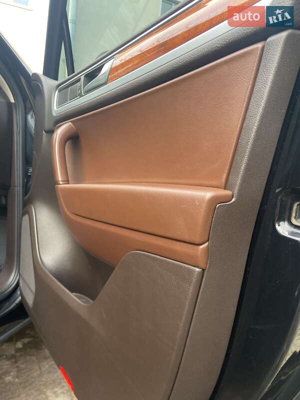 Внедорожник / Кроссовер Volkswagen Touareg 2012 в Надворной