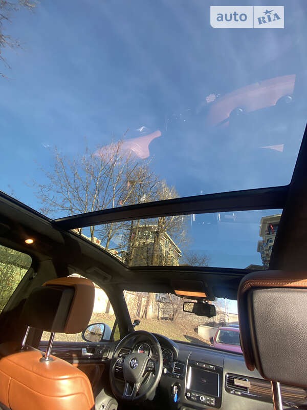 Позашляховик / Кросовер Volkswagen Touareg 2013 в Києві