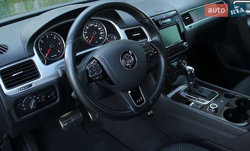 Внедорожник / Кроссовер Volkswagen Touareg 2013 в Хмельницком