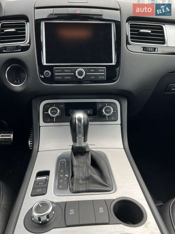 Внедорожник / Кроссовер Volkswagen Touareg 2011 в Киеве
