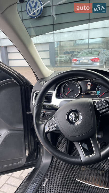 Внедорожник / Кроссовер Volkswagen Touareg 2013 в Киеве