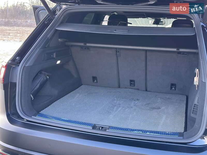 Внедорожник / Кроссовер Volkswagen Touareg 2019 в Днепре