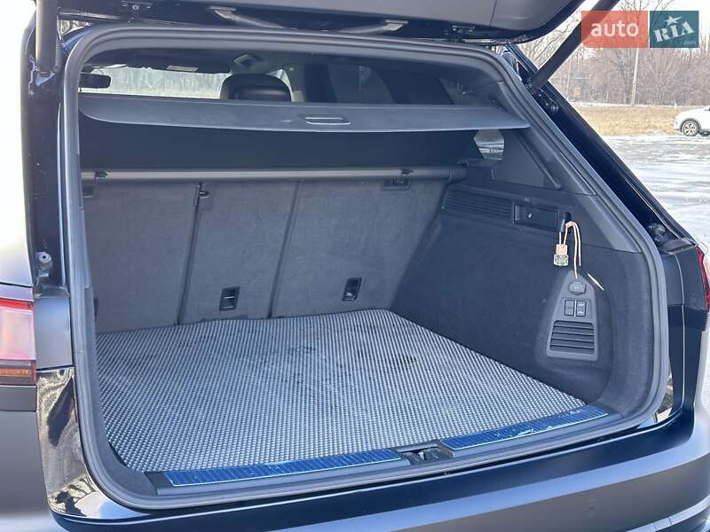 Внедорожник / Кроссовер Volkswagen Touareg 2019 в Днепре