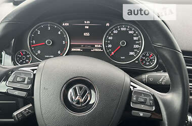 Внедорожник / Кроссовер Volkswagen Touareg 2011 в Львове