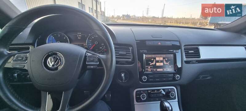 Внедорожник / Кроссовер Volkswagen Touareg 2012 в Сквире