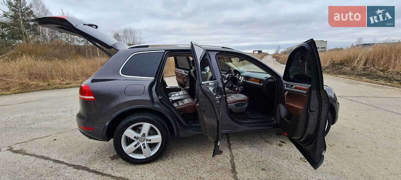 Внедорожник / Кроссовер Volkswagen Touareg 2012 в Львове