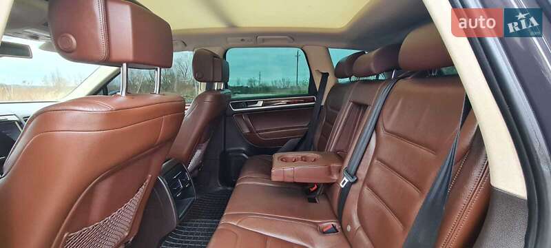 Внедорожник / Кроссовер Volkswagen Touareg 2012 в Львове