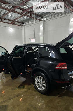 Внедорожник / Кроссовер Volkswagen Touareg 2011 в Вараше