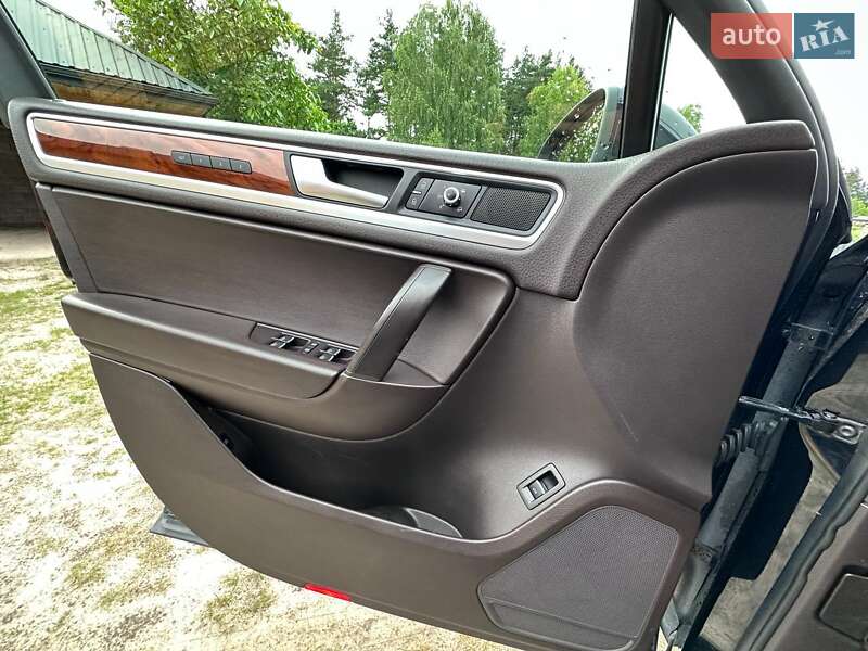 Позашляховик / Кросовер Volkswagen Touareg 2010 в Камені-Каширському