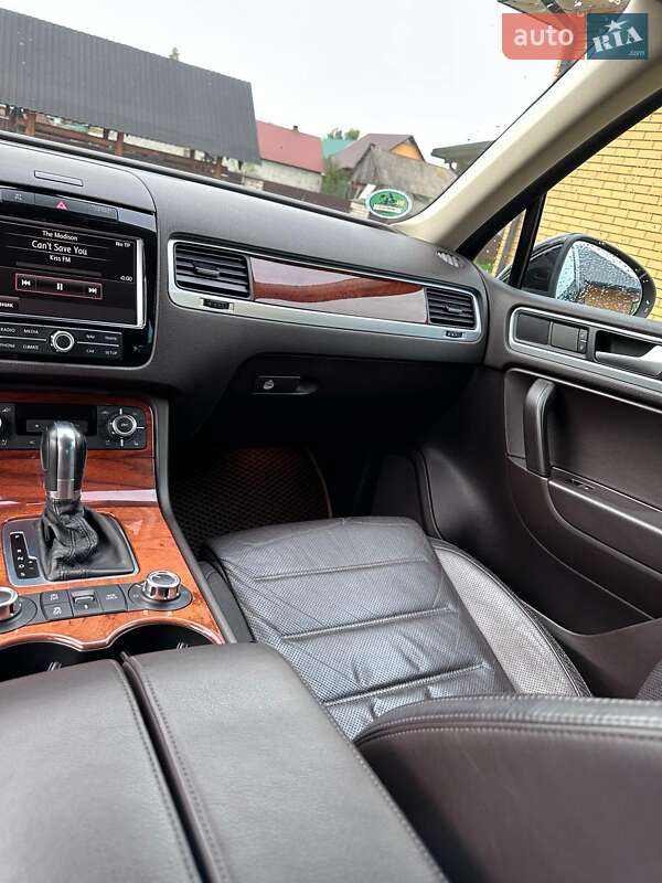 Позашляховик / Кросовер Volkswagen Touareg 2010 в Камені-Каширському