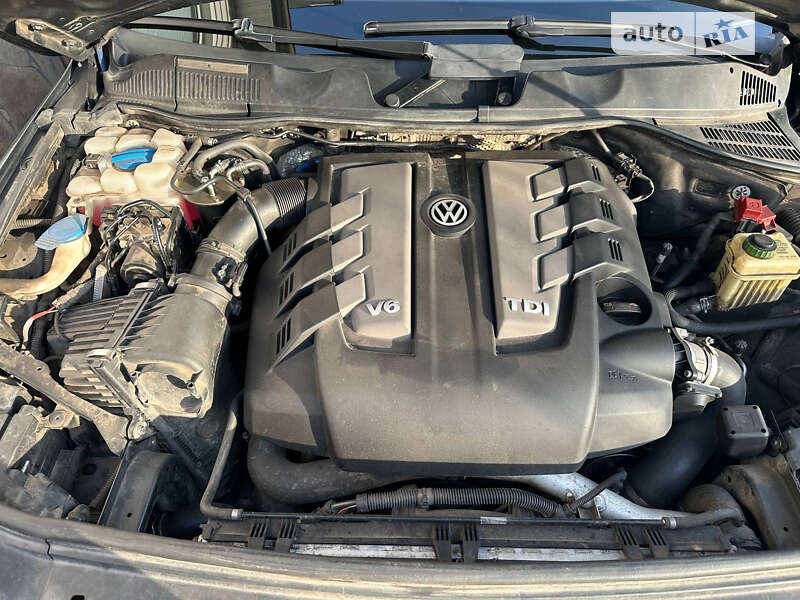 Позашляховик / Кросовер Volkswagen Touareg 2013 в Глобиному