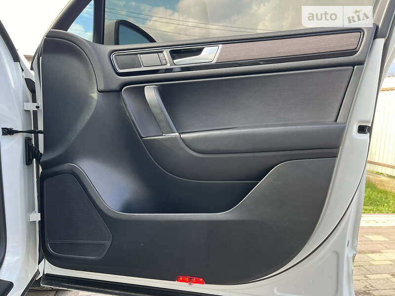 Внедорожник / Кроссовер Volkswagen Touareg 2016 в Стрые