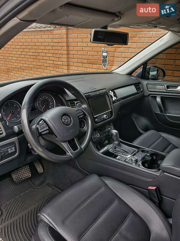 Позашляховик / Кросовер Volkswagen Touareg 2011 в Первомайську