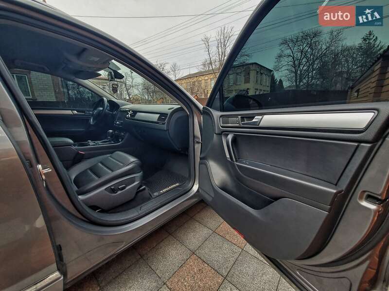 Позашляховик / Кросовер Volkswagen Touareg 2011 в Первомайську