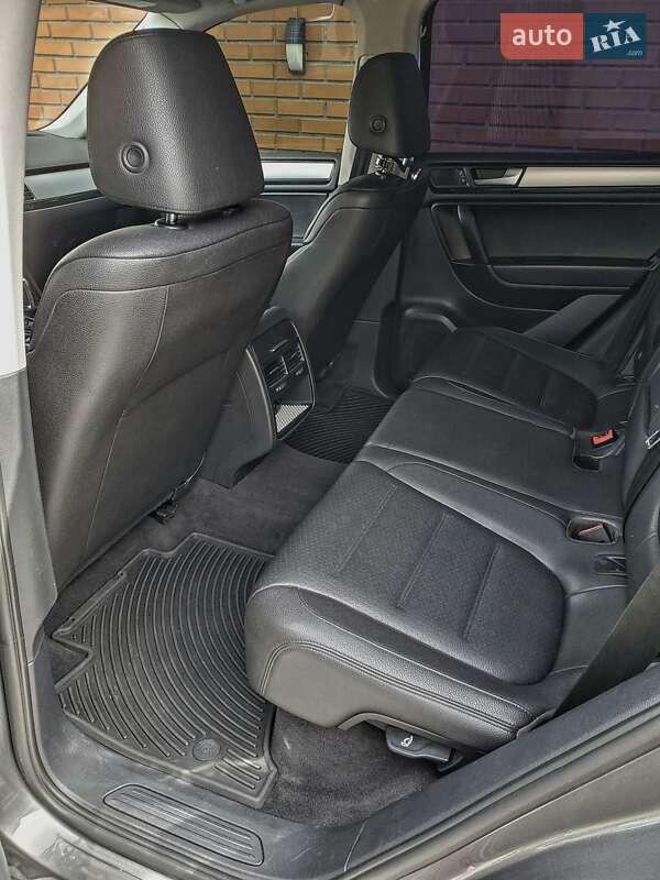 Позашляховик / Кросовер Volkswagen Touareg 2011 в Первомайську