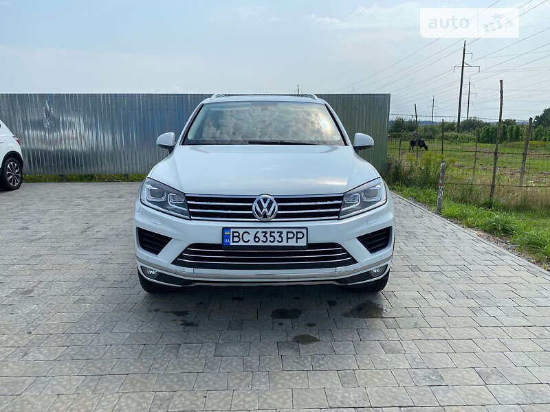 Внедорожник / Кроссовер Volkswagen Touareg 2015 в Новояворовске