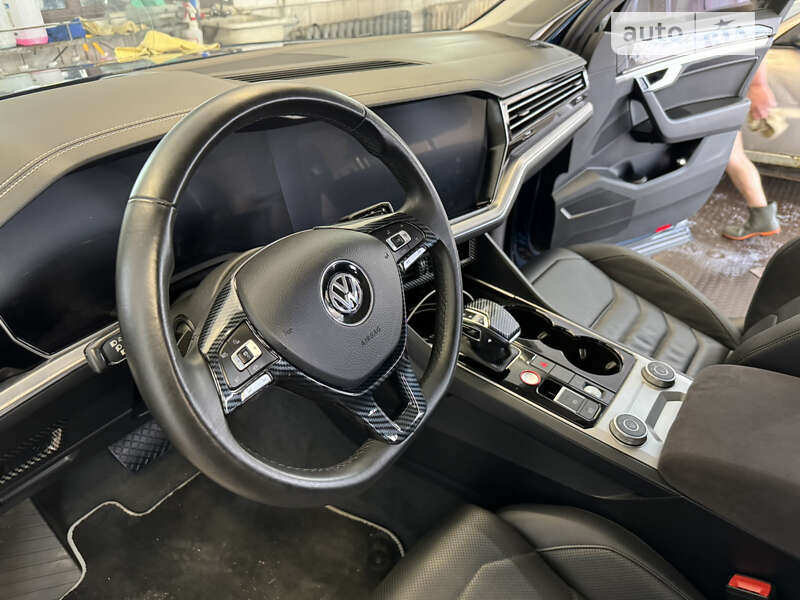 Внедорожник / Кроссовер Volkswagen Touareg 2018 в Чернигове