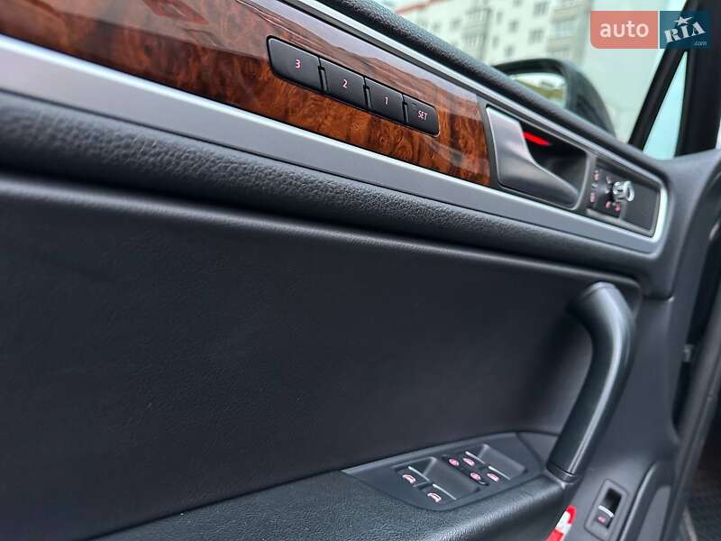 Внедорожник / Кроссовер Volkswagen Touareg 2013 в Хмельницком