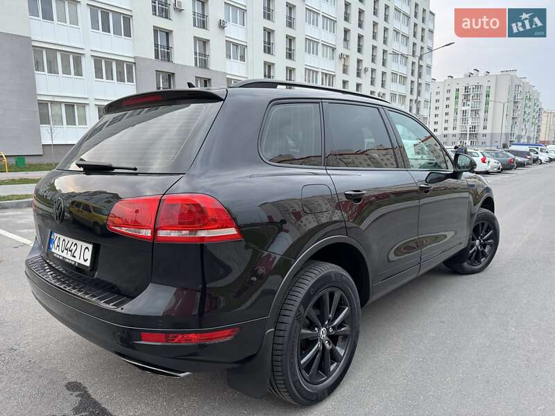 Внедорожник / Кроссовер Volkswagen Touareg 2013 в Хмельницком