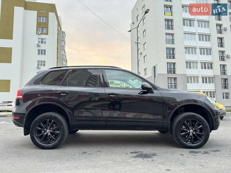 Внедорожник / Кроссовер Volkswagen Touareg 2013 в Хмельницком