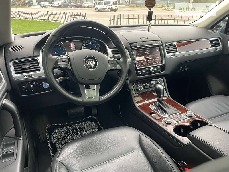 Внедорожник / Кроссовер Volkswagen Touareg 2015 в Полтаве