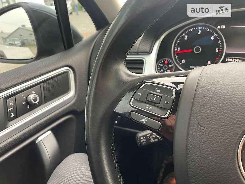 Внедорожник / Кроссовер Volkswagen Touareg 2015 в Полтаве