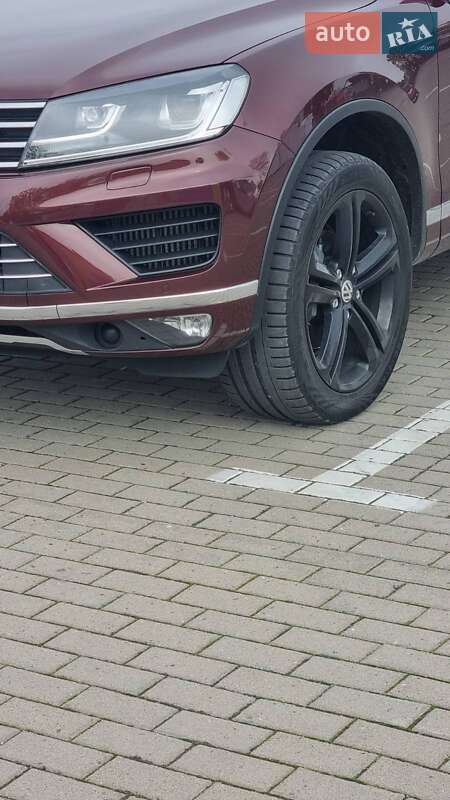 Внедорожник / Кроссовер Volkswagen Touareg 2017 в Ужгороде