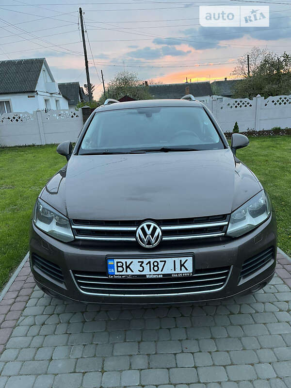 Внедорожник / Кроссовер Volkswagen Touareg 2013 в Ровно