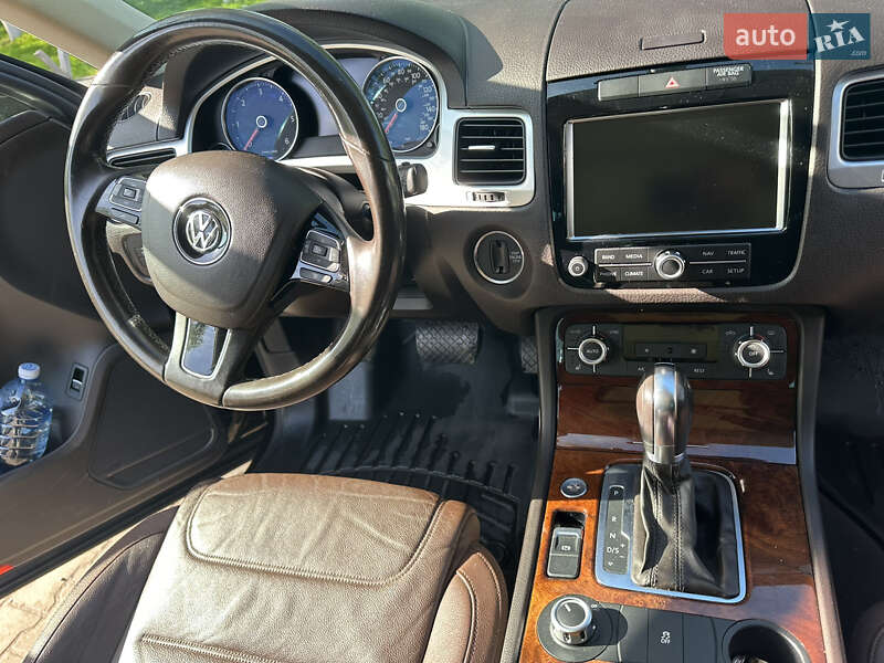 Внедорожник / Кроссовер Volkswagen Touareg 2014 в Шостке