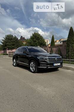 Позашляховик / Кросовер Volkswagen Touareg 2018 в Сумах