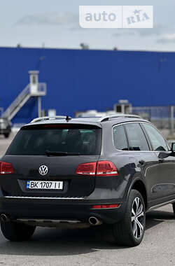 Внедорожник / Кроссовер Volkswagen Touareg 2011 в Ровно