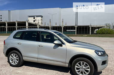 Внедорожник / Кроссовер Volkswagen Touareg 2011 в Киеве