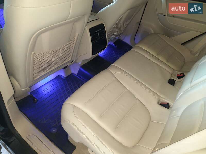 Позашляховик / Кросовер Volkswagen Touareg 2015 в 