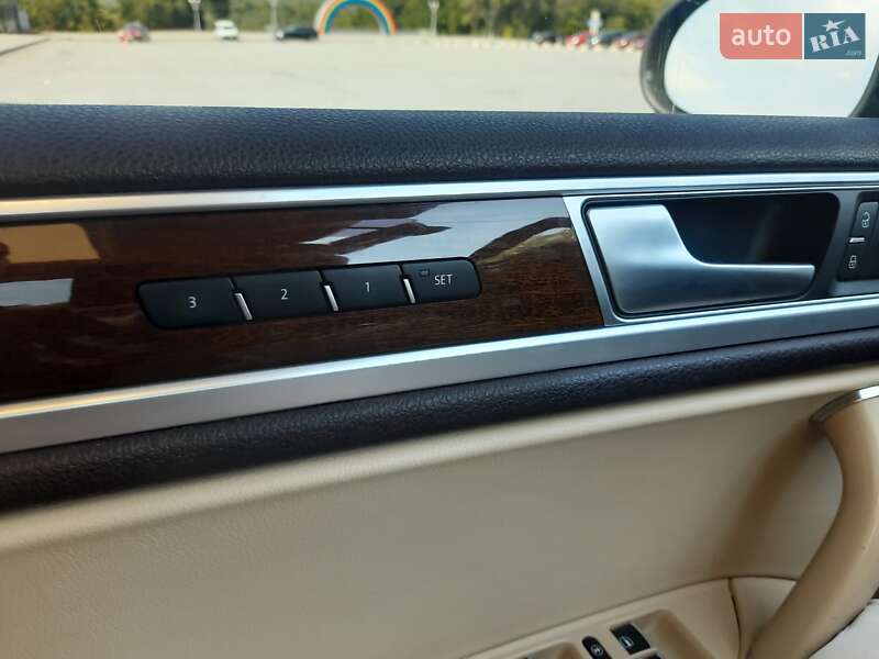 Внедорожник / Кроссовер Volkswagen Touareg 2015 в Запорожье