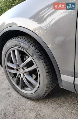 Позашляховик / Кросовер Volkswagen Touareg 2013 в 