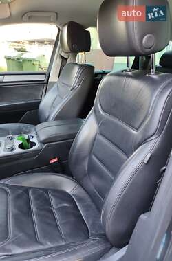 Позашляховик / Кросовер Volkswagen Touareg 2013 в 