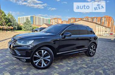 Внедорожник / Кроссовер Volkswagen Touareg 2014 в Днепре